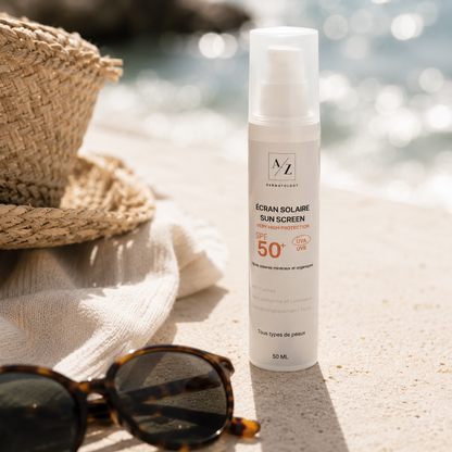 Écran solaire anti-taches A to Z Dermatology SPF 50+ 50 ml sur une plage